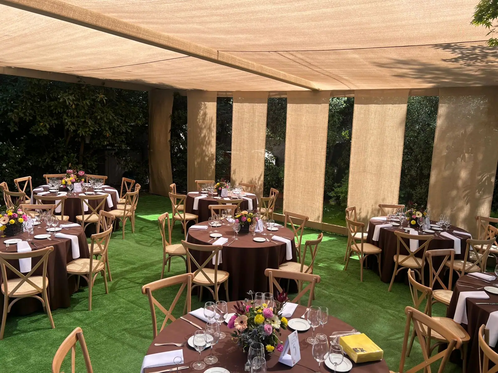 Celebración con mesas decoradas bajo un toldo de Carpas HyH